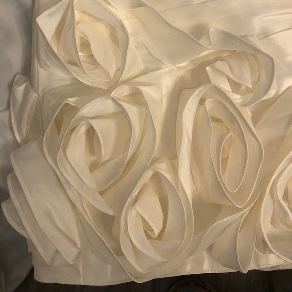 Beautiful white formal dress 🌸 - Picture 4 of 5